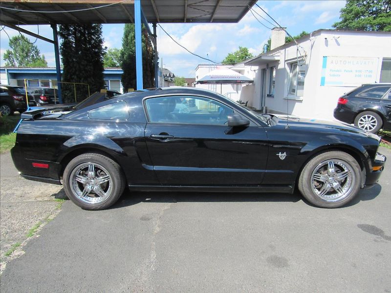 Ford Mustang 4,6 L V8 GT 224kW - fotka 8 z 29