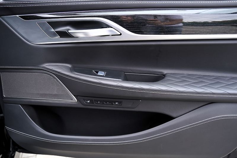 BMW Řada 7 740d xDrive/Laser/M paket/20/Č - fotka 21 z 50