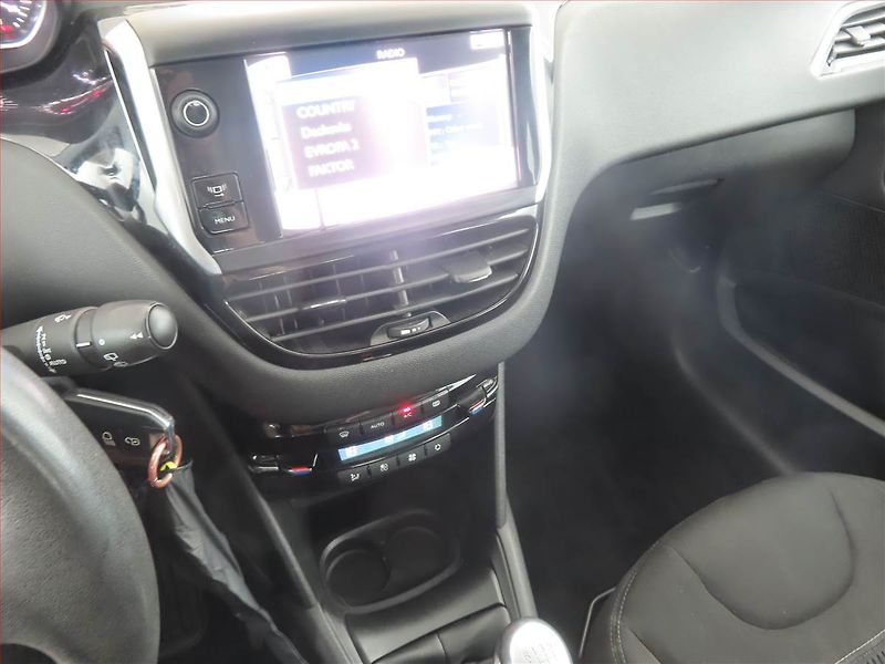 Peugeot 208 (2012) Active 1.6 e-HDi, Navi - fotka 12 z 16