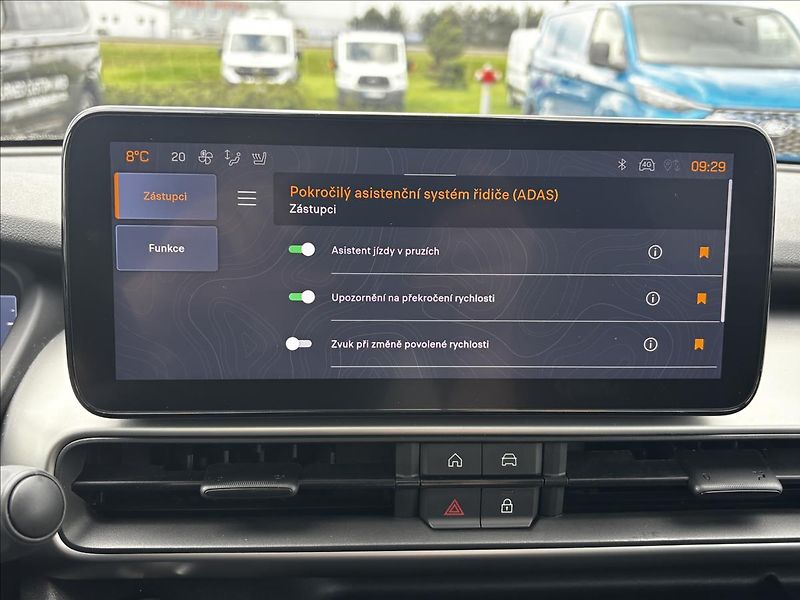 Jeep Avenger 1,2 Turbo e-hybrid Summit - fotka 32 z 42