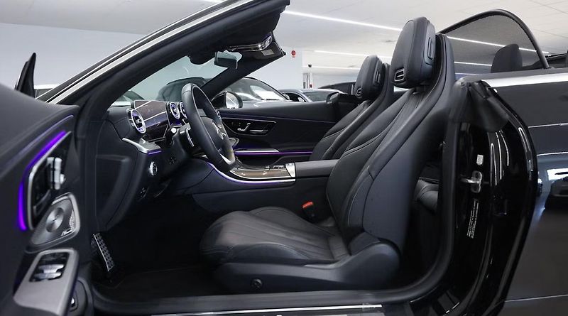 Mercedes-Benz CLE 300 4M AMG premium 360k HuD - fotka 14 z 22