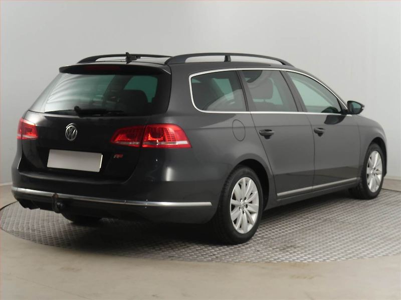 Volkswagen Passat (2014) 2.0 TDI, Automat, Navi, Xenony - fotka 5 z 20