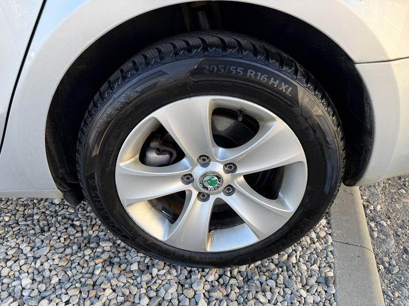 Škoda Superb II 2,0 TDi/103kW - Klima,ESP,. - fotka 52 z 71