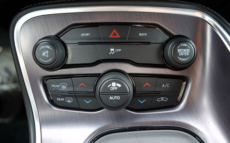 Dodge Challenger 3.6 V6 SXT Plus/kůže/automat - fotka 34 z 35