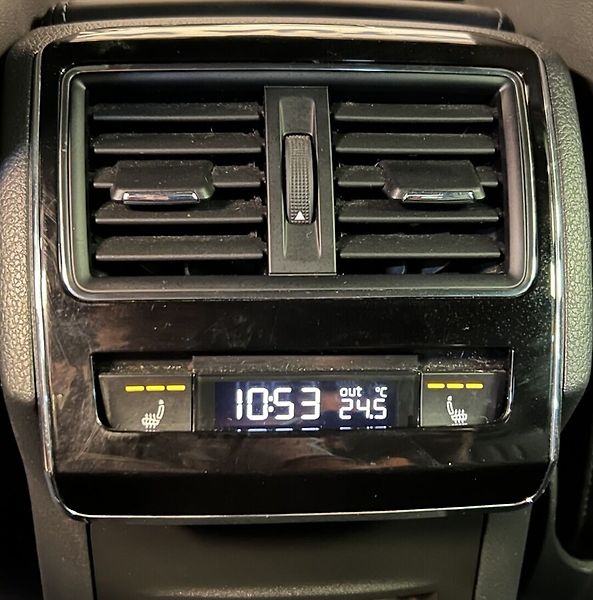 Škoda Superb 2,0 TDI DSG Laurin & Klement - fotka 15 z 22