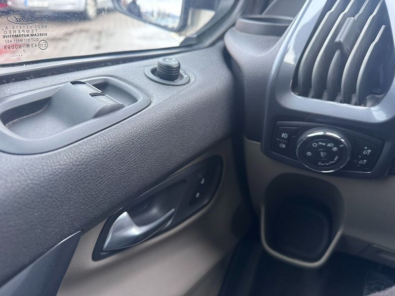 Ford Tourneo Custom (2018) 2,0D 125KW 8 MÍST TITAN 1.MAJ - fotka 21 z 49