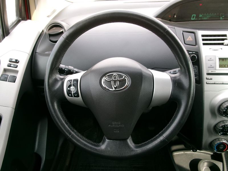 Toyota Yaris (2006) 1,0 VTT-i KLIMA - fotka 15 z 25