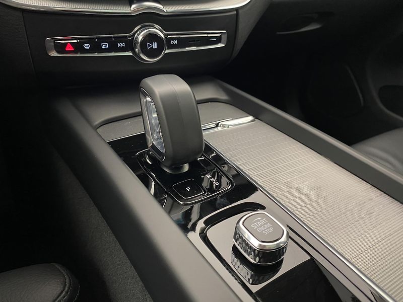 Volvo XC60 B5 AWD DARK ULTIMATE AUT CZ - fotka 26 z 60