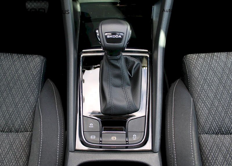 Škoda Karoq (2025) Top Selection 1.5TSI / 110kW 7 - fotka 18 z 24
