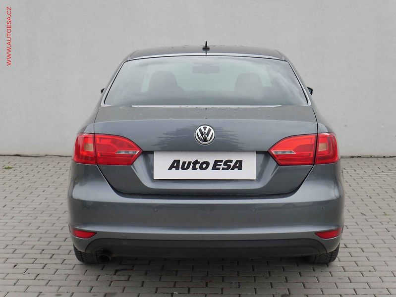 Volkswagen Jetta (2012) 1.2TSi, ČR, AAC, tempo - fotka 5 z 17