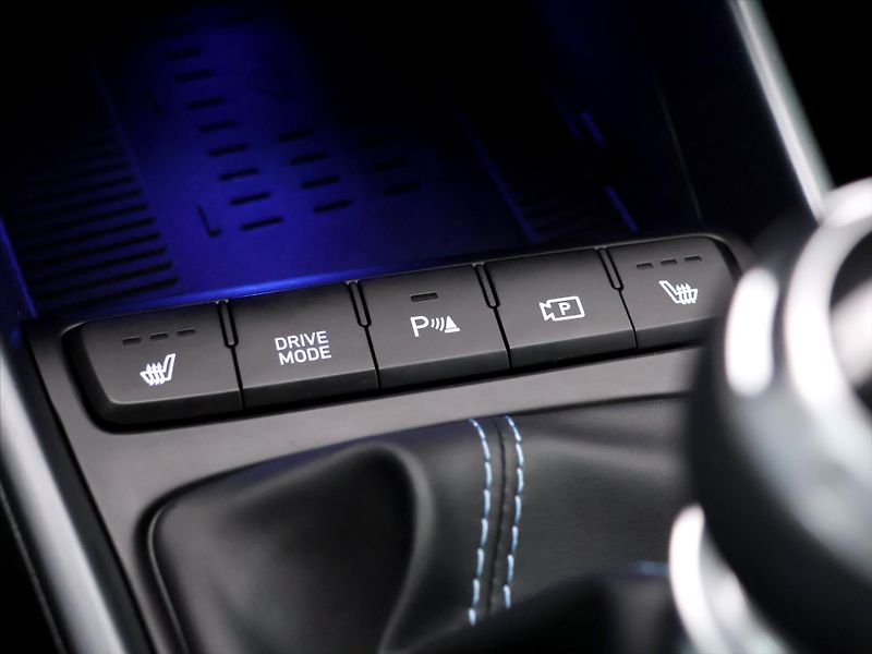 Hyundai i20 1.6 T-GDI 150kW LED CZ Aut.kli - fotka 24 z 32
