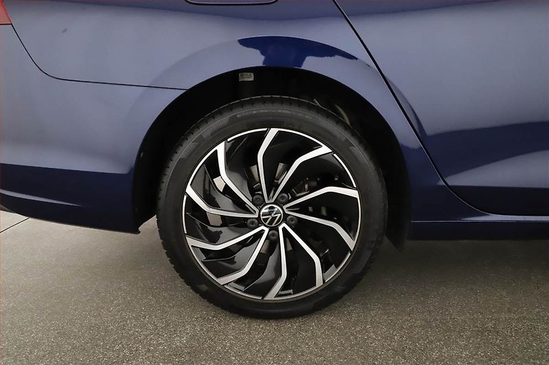 Volkswagen Golf (2023) Style 1.5 TSI - fotka 12 z 18