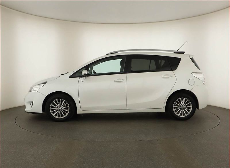 Toyota Verso (2017) 1.6 D-4D, 7 míst, Navi, Xenony - fotka 3 z 16