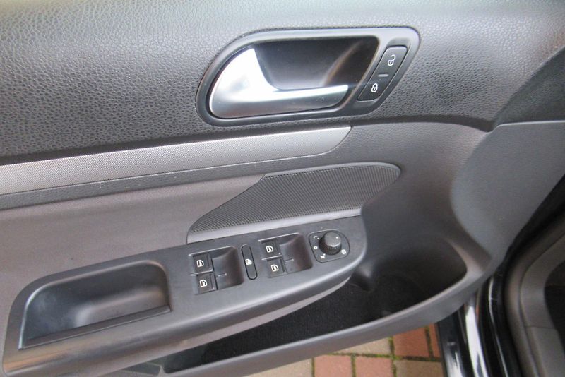 Volkswagen Golf 1.9 TDI AUT. KLIMA - fotka 17 z 20