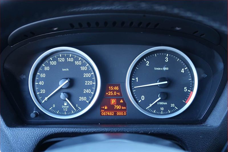 BMW X6 (2013) xDrive30d - fotka 11 z 27
