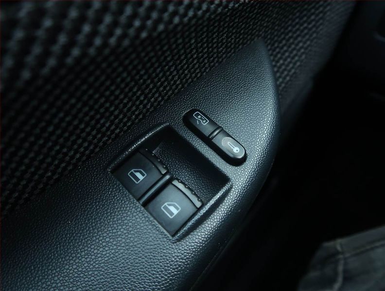 Škoda Fabia (2005) 1.4 16V, po STK, servisované - fotka 15 z 15