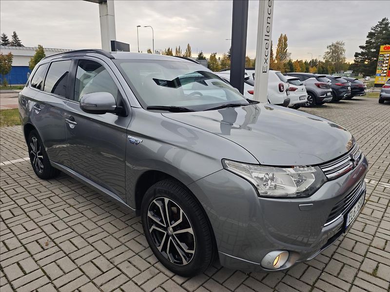 Mitsubishi Outlander 2,0 Plug-in HYBRID  4x4 INTENS - fotka 8 z 22