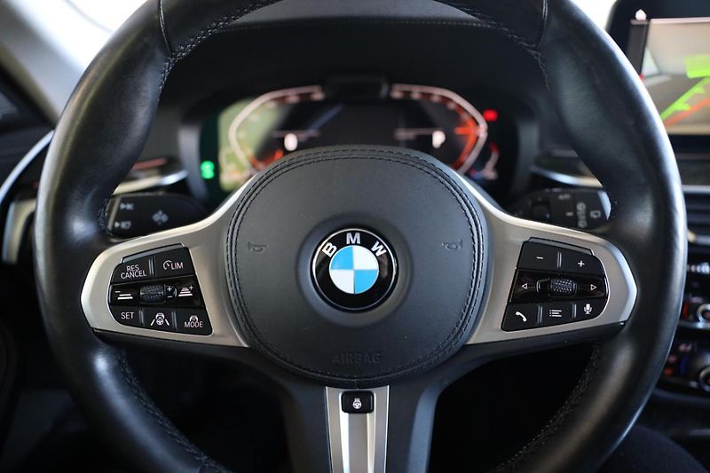 BMW Řada 5 530d xDrive Touring - fotka 27 z 30
