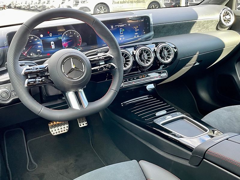 Mercedes-Benz Třídy A 180 Linie AMG - fotka 9 z 23