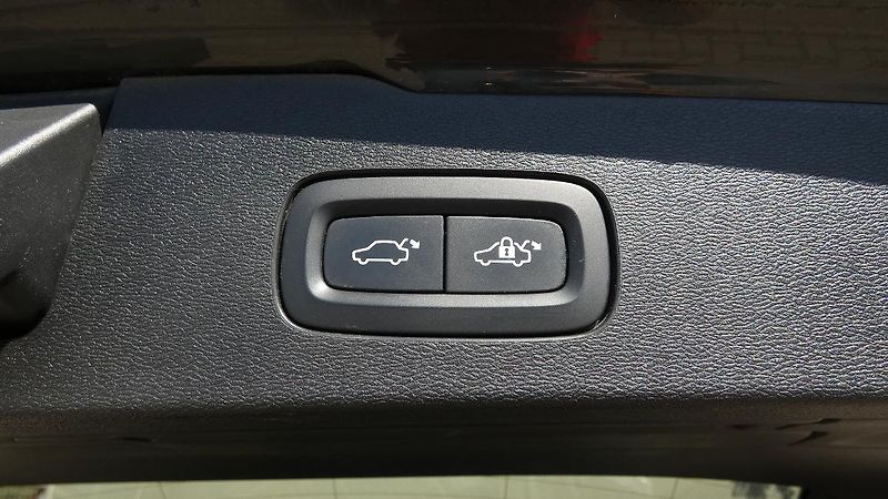 Volvo V60 B4 FWD Momentum Pro Auto - fotka 20 z 24