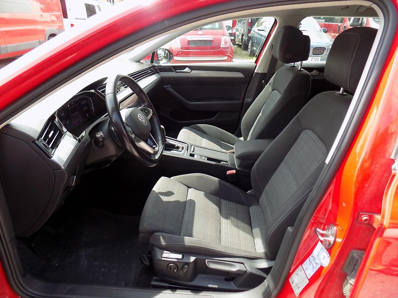 Volkswagen Passat Variant 2,0 TDI 110 KW DSG VÝHŘEV LED - fotka 19 z 43