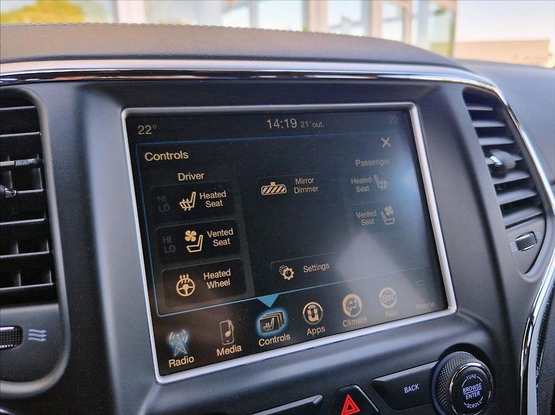Jeep Grand Cherokee 6,4 i SRT 344kW NAVI TOPSTAV - fotka 26 z 32
