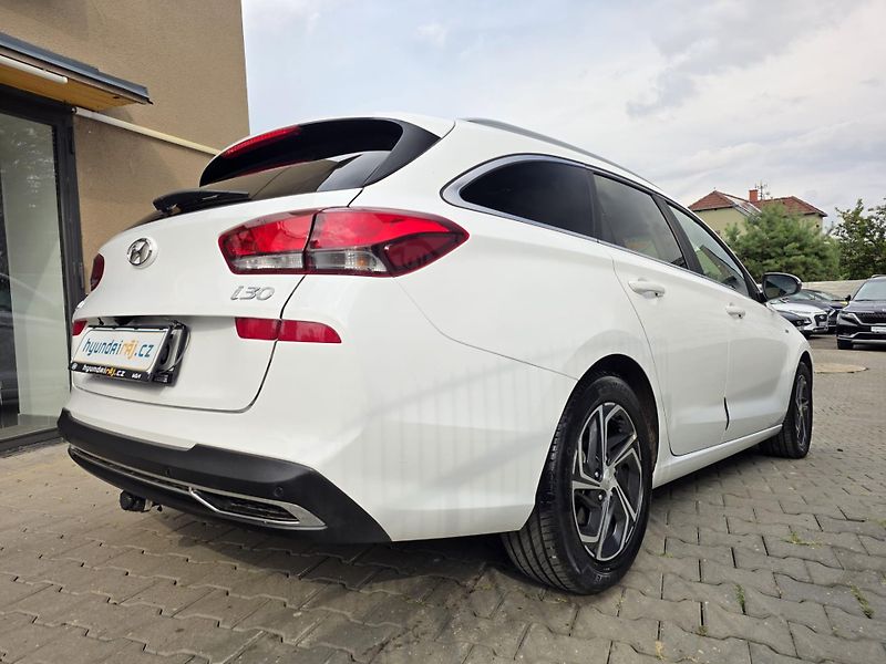 Hyundai i30 1.5-AUTOMAT-MILDHYBRID 48V - fotka 11 z 22
