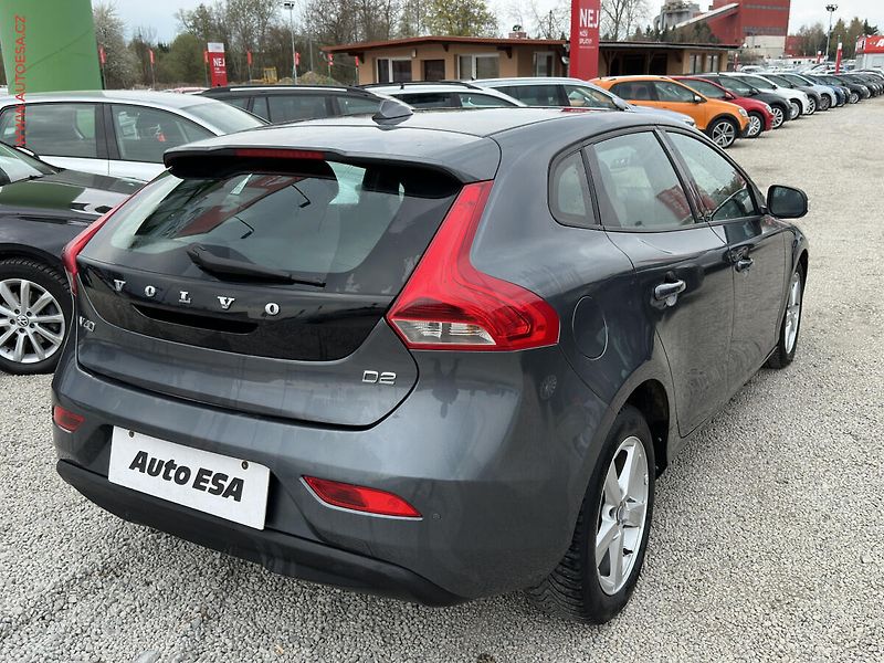 Volvo V40 (2014) 1.6 D, AC, tempo, park.čidla - fotka 4 z 16
