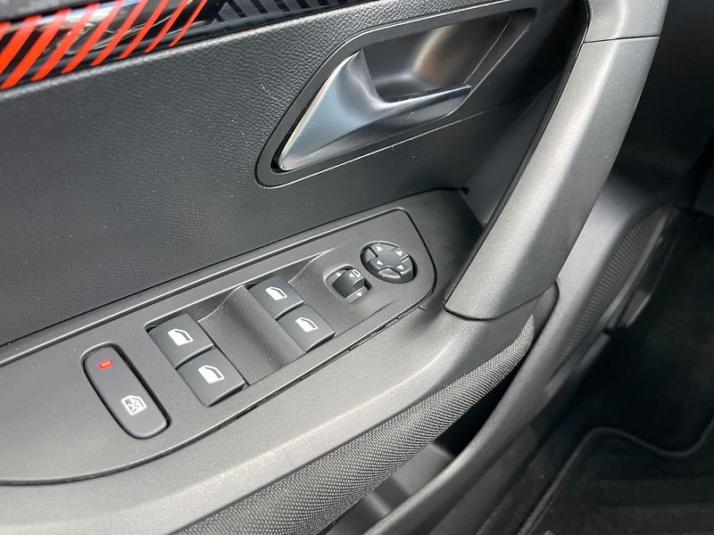 Peugeot 2008 (2021) 1.2PT 74kW! 1.maj! Navi! LED! - fotka 19 z 32