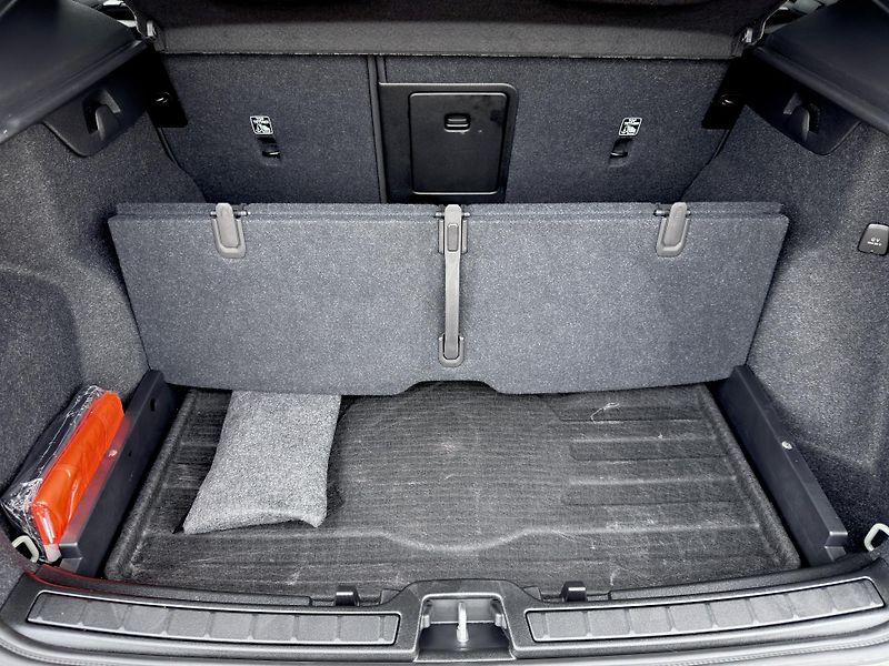 Volvo XC40 B4 FWD // ULTRA // REZERVACE - fotka 17 z 47