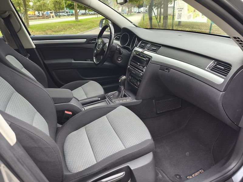 Škoda Superb 2.0 tdi Ambition - fotka 19 z 26