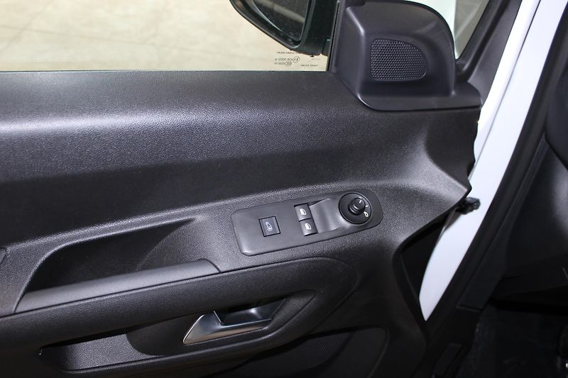 Opel Combo (2025) Electric Van L2 (XL) 136k - fotka 14 z 14