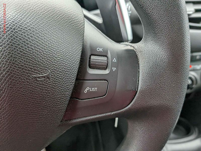 Peugeot 208 (2016) 1.2 PT, ČR, AC, výhřev sed - fotka 14 z 16