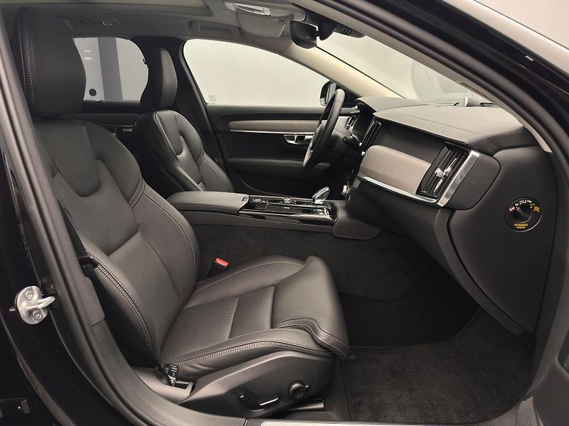 Volvo V90 T8 AWD RECHARGE ULTRA - fotka 28 z 53