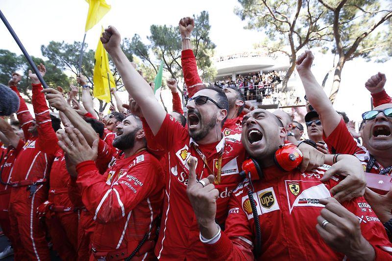 F1 2017 GP Monaka - Ferrari slaví vítězství v Monaku po 16 letech, Kimi Raikkonen (uprostřed) zklamaně přijímá 2. místo