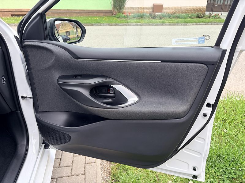 Toyota Yaris 1.5 VVT-i HYBRID - fotka 34 z 36