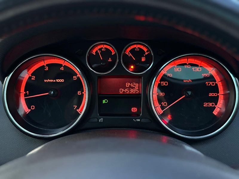 Peugeot 308 1.6i 1.MAJITEL ČR GARÁŽOVÁNO - fotka 10 z 26