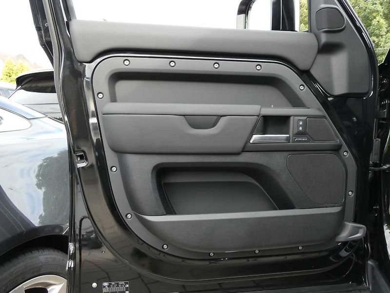 Land Rover Defender 110 3,0 X-Dynamic SE D250 - fotka 14 z 37