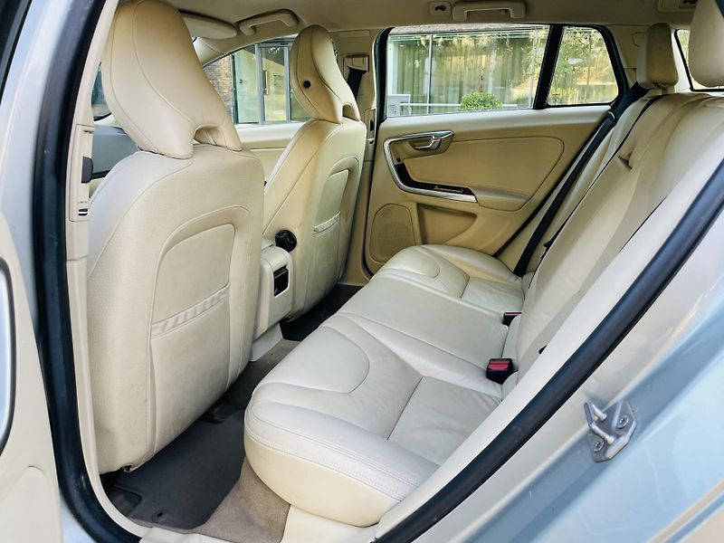 Volvo V60 2.0D4 5V AUTOMAT KAMERA TAŽNÉ - fotka 29 z 43