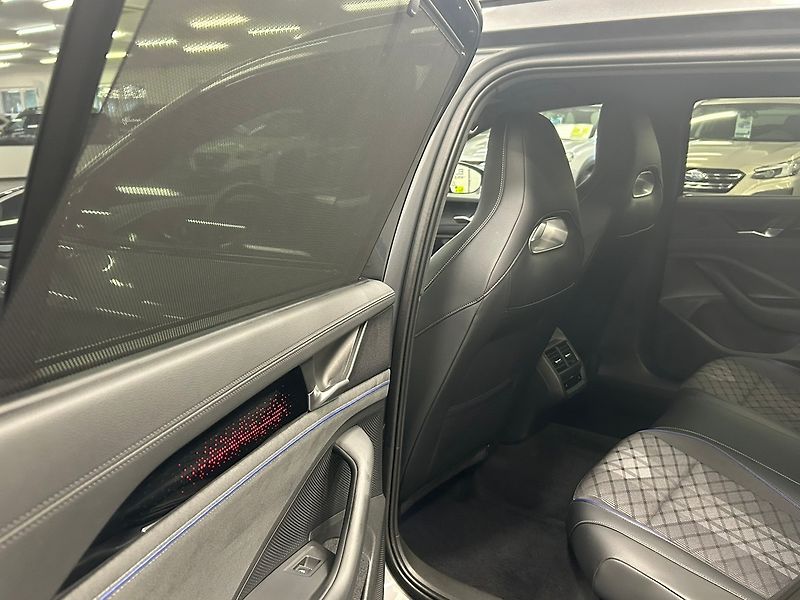 Volkswagen Passat (2025) R-Line Black 142kW DSG 4WD | Z - fotka 29 z 65