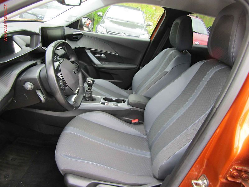 Peugeot 2008 (2020) 1.2PT, Allure, LED, kamera - fotka 9 z 15