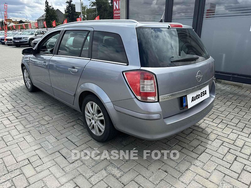 Opel Astra (2008) 1.6i, AC - fotka 2 z 3