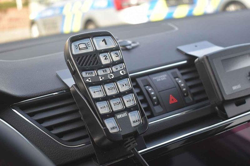Nové Superby si policisté převzali přímo v areálu automobilky