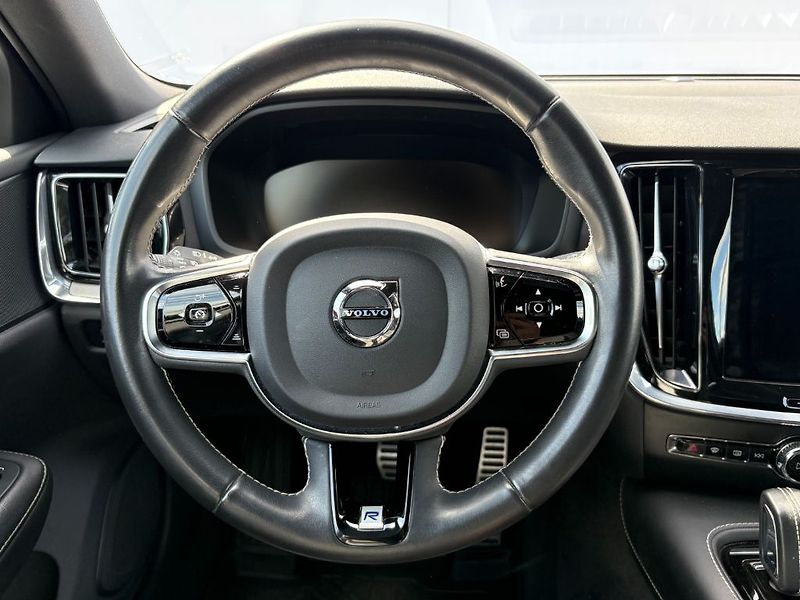 Volvo V60 R-Design T6 TWIN ENGINE AWD 25 - fotka 11 z 27