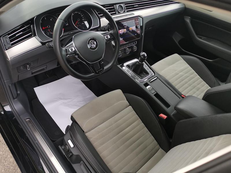 Volkswagen Passat HIGHLINE*110KW*LED*ALCANTARA* - fotka 22 z 85