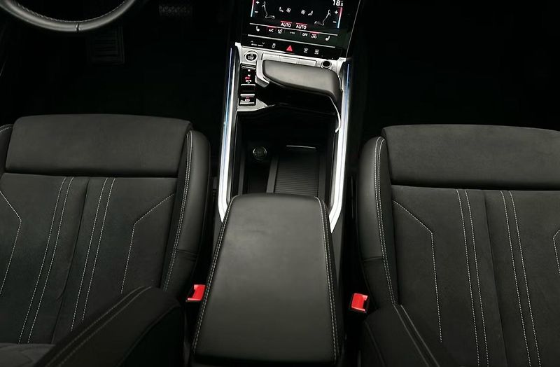Audi Q8 e-tron 50 Q 360kam Pano Matrix BLIS - fotka 8 z 23