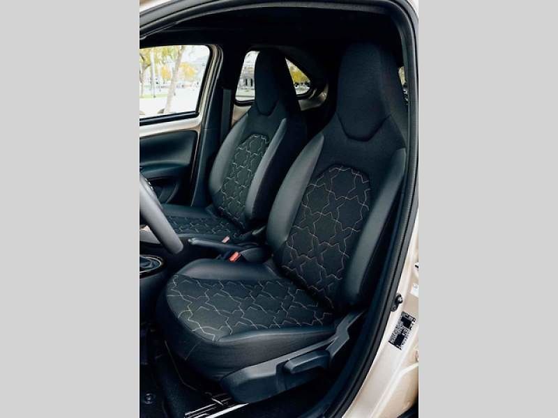 Toyota Aygo X je v ulicích velkoměsta nedostižné.