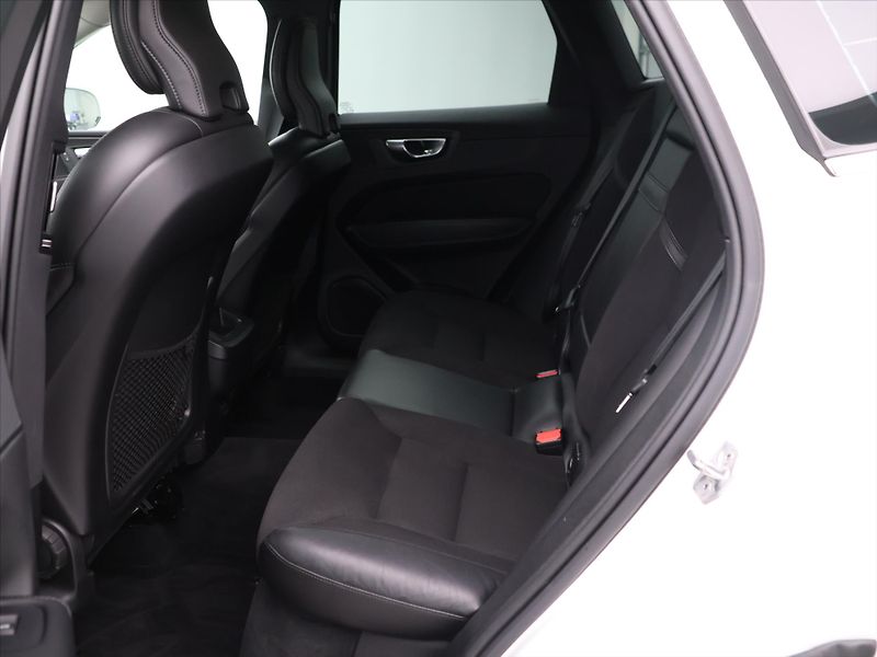 Volvo XC60 2,0 B4 145kW AWD Momentum CZ D - fotka 14 z 32