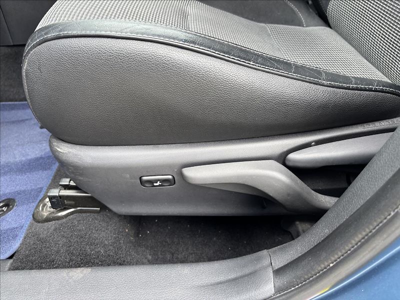 Toyota Auris 1,8 Hybrid e-CVT TS Executive - fotka 25 z 36