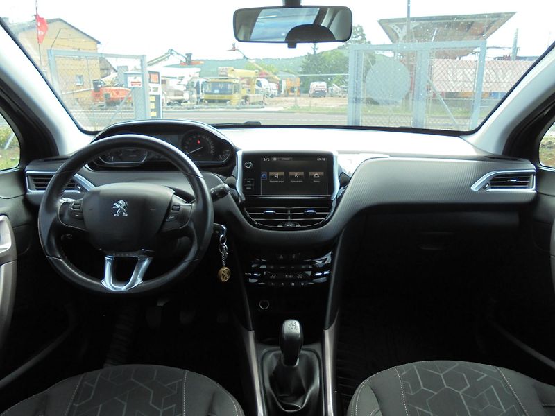 Peugeot 2008 (2015) 1.2 VTI-ČR-1.MAJITEL-SERVISKA - fotka 9 z 13